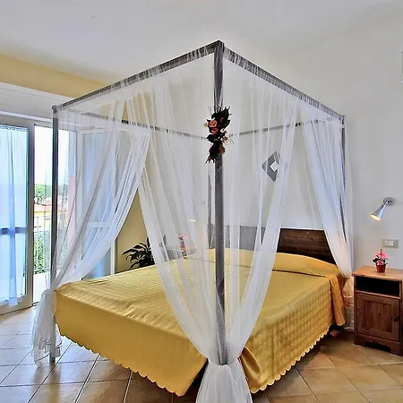 Happy 3* مارينا دي بييتراسانْت