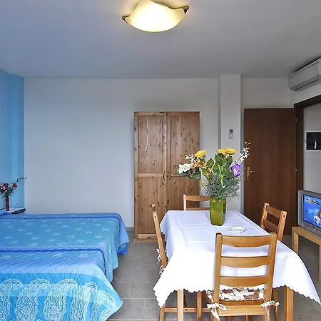 Aparthotel Happy 3*